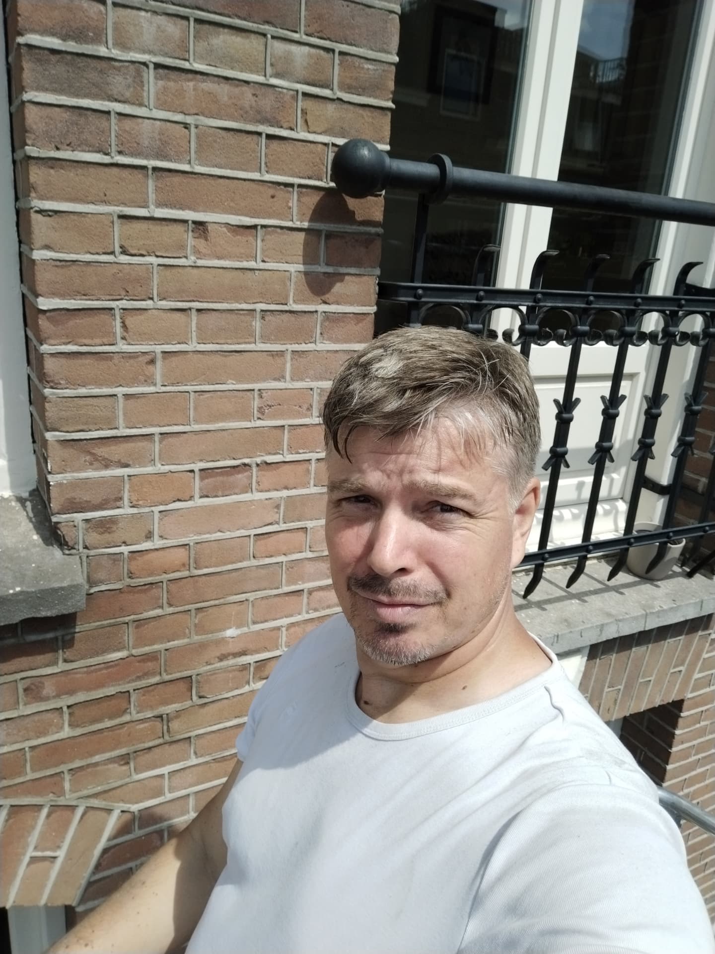 Ron Stelling, schilder uit Schoorl, aan het werk bij een woning